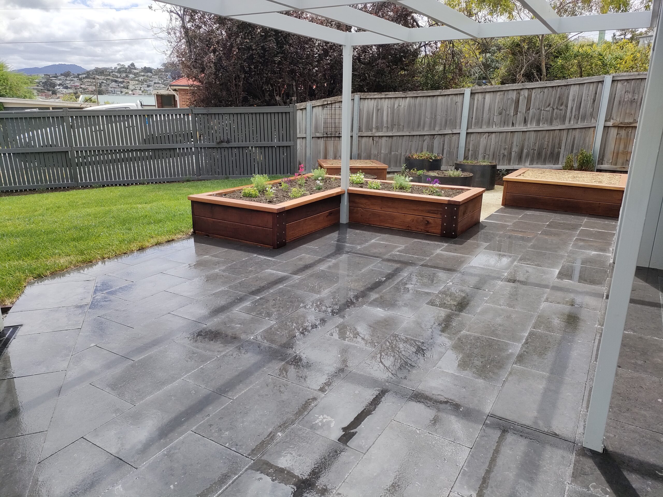 af978502-7a4f-4b1b-b581-4911e58f3af4-stone-pave-+-beds-1